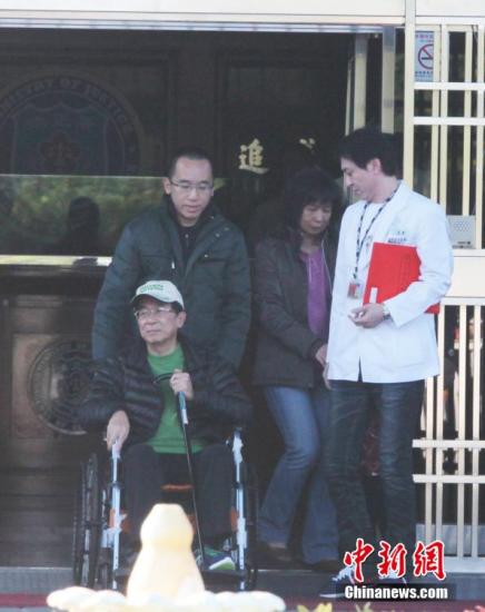 陳水扁醫(yī)療小組由高雄14醫(yī)生擔任 住家外人潮漸散(圖) 陳水扁醫(yī)療小組由高雄14醫(yī)生擔任 住家外人潮漸散(圖)