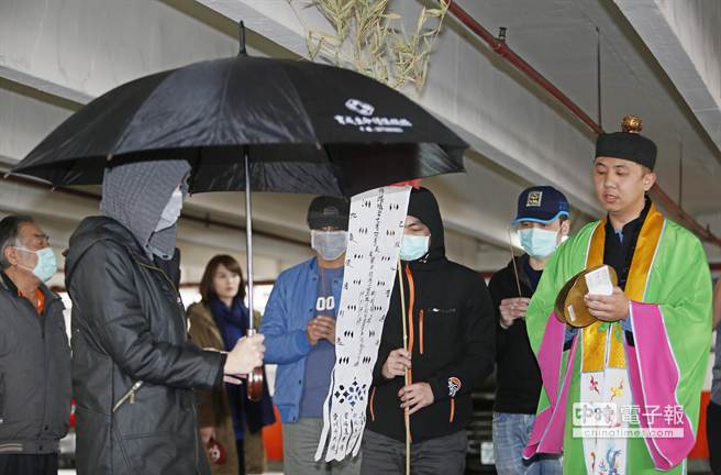 �☌��������һ�����߲��z�(y��ng)�p�H�c�����Ҍ��ڶY�x��˾����ͬ�£�14�յ��_(d��)��üͣ܇��(ch��ng)�F(xi��n)��(ch��ng)�M(j��n)���л�