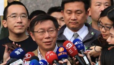 柯文哲在陳致中等人陪同下步出陳水扁住所 柯文哲在陳致中等人陪同下步出陳水扁住所