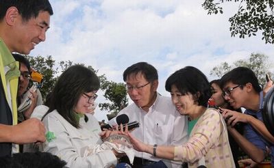 民眾拱選臺(tái)灣地區(qū)領(lǐng)導(dǎo)人柯文哲:別害我(圖)