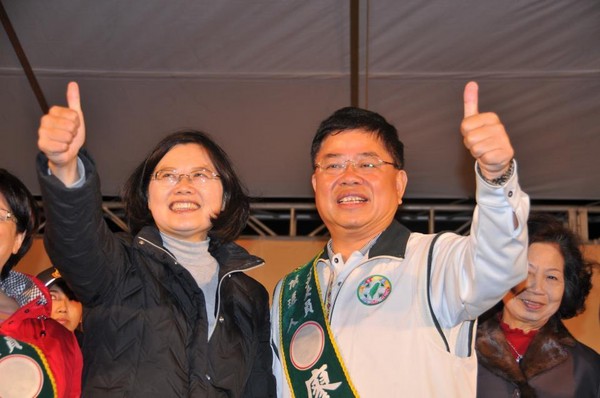 女兒進(jìn)軍“國(guó)會(huì)” 蘇貞昌登門(mén)拜會(huì)綠營(yíng)人士掃路障 女兒進(jìn)軍“國(guó)會(huì)” 蘇貞昌登門(mén)拜會(huì)綠營(yíng)人士掃路障