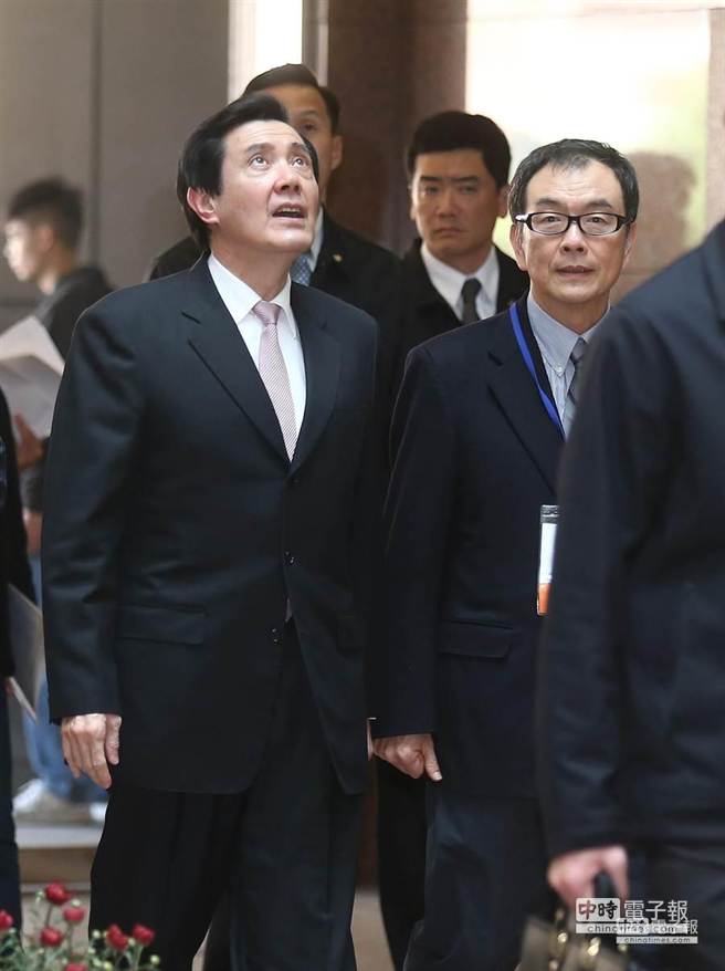 �RӢ�ţ������M(j��n)��Ǖr(sh��)��һ��̧�^����һ��