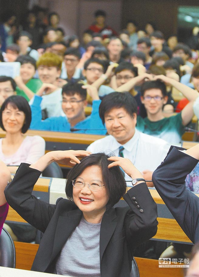 蔡英文為“填實”其“臺灣共識”論述,據(jù)統(tǒng)計她在敗選后數(shù)年到各大專院校演講、座談超過1000場 蔡英文為“填實”其“臺灣共識”論述,據(jù)統(tǒng)計她在敗選后數(shù)年到各大專院校演講、座談超過1000場