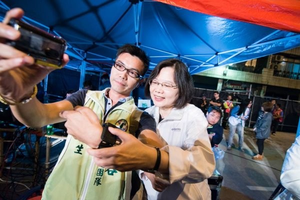 ������Ӣ����Ę��PO��Ƭԃ���������г�߀�ж��ٕr�g�������_ý���z�Բ�Ӣ��Ę����