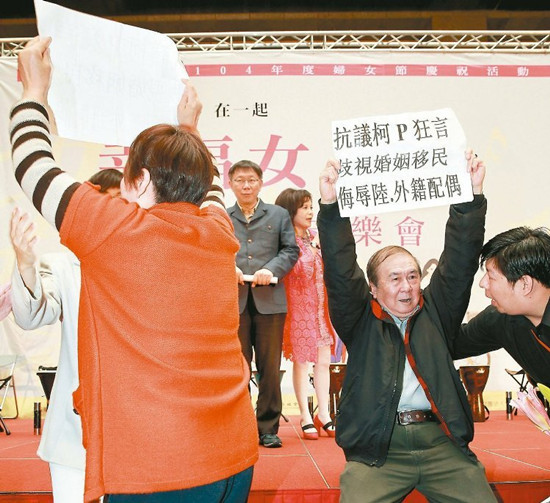 “進(jìn)口新娘說”惹爭議 柯文哲因母親要求表示道歉 “進(jìn)口新娘說”惹爭議 柯文哲因母親要求表示道歉