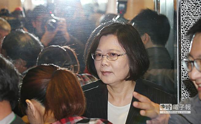 �ˮ��ǰ֮�������13����ʽ�������x����ί�������M(j��n)�h��ϯ��Ӣ��14�������ʾ�����M(j��n)�h��(n��i)�г��x�C(j��)����һ�ж����ՙC(j��)���M(j��n)�У��h�����خ�(d��ng)������Ը�c�����ěQ�����κ��������h��(n��i)���x�ĺ��C�������X���Ǻ�����