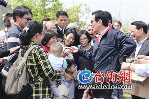 臺(tái)遭逢70年來(lái)最嚴(yán)重旱情 馬英九送節(jié)水器吁抗旱(圖) 臺(tái)遭逢70年來(lái)最嚴(yán)重旱情 馬英九送節(jié)水器吁抗旱(圖)