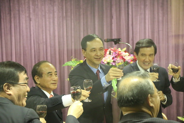 國民黨籍"立委"聚餐 馬朱王再聚首舉杯上演大團(tuán)結(jié) 國民黨籍"立委"聚餐 馬朱王再聚首舉杯上演大團(tuán)結(jié)