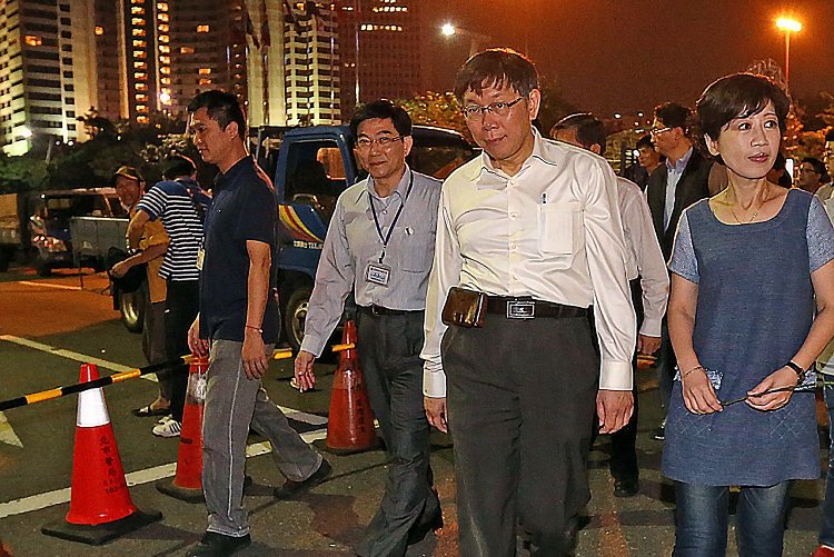 柯文哲攜妻子參加就職百日音樂會(huì) 遭陌生男子丟煙蒂 柯文哲攜妻子參加就職百日音樂會(huì) 遭陌生男子丟煙蒂