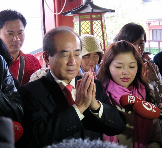 王金平拜菩薩 祈求“自己順乎然自”(圖) 王金平拜菩薩 祈求“自己順乎然自”(圖)