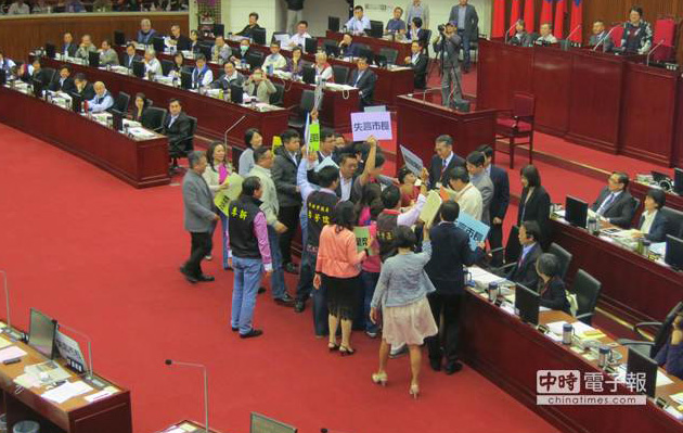 柯文哲報(bào)告處女秀議會“吵成一團(tuán)” 柯文哲報(bào)告處女秀議會“吵成一團(tuán)”