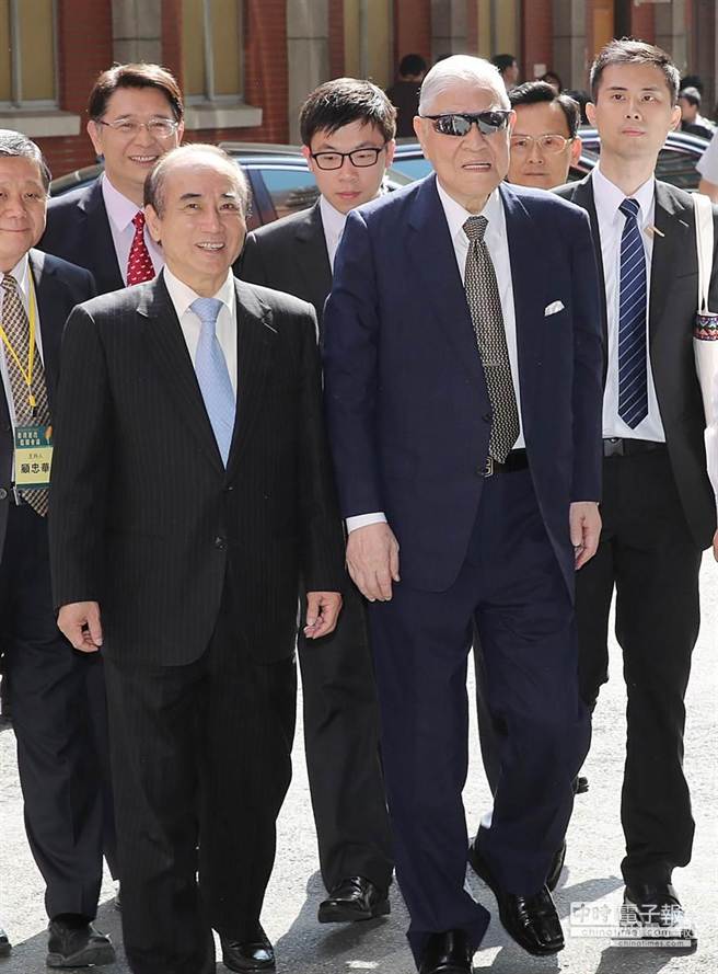 李登輝大贊王金平具臺(tái)灣地區(qū)領(lǐng)導(dǎo)人件 王低調(diào)回應(yīng)“謝謝” 李登輝大贊王金平具臺(tái)灣地區(qū)領(lǐng)導(dǎo)人件 王低調(diào)回應(yīng)“謝謝”