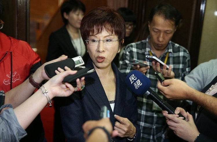 洪秀柱勉勵(lì)大學(xué)生理性表達(dá)訴求:不滿意也“別丟鞋” 洪秀柱勉勵(lì)大學(xué)生理性表達(dá)訴求:不滿意也“別丟鞋”