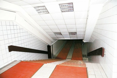 ����RӢ���k������8�l�����ܵ�����1�l�ع⣨�D��