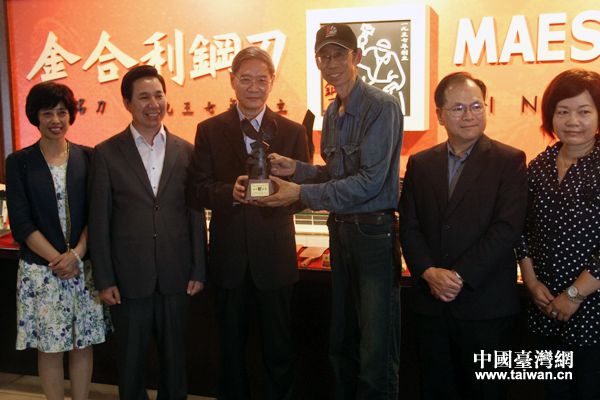 國(guó)臺(tái)辦主任張志軍一行24日下午參訪金門(mén)金合利鋼刀廠 國(guó)臺(tái)辦主任張志軍一行24日下午參訪金門(mén)金合利鋼刀廠