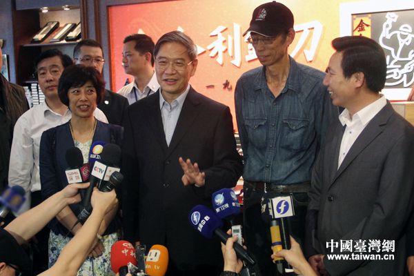 國(guó)臺(tái)辦主任張志軍一行24日下午參訪金門(mén)金合利鋼刀廠 國(guó)臺(tái)辦主任張志軍一行24日下午參訪金門(mén)金合利鋼刀廠