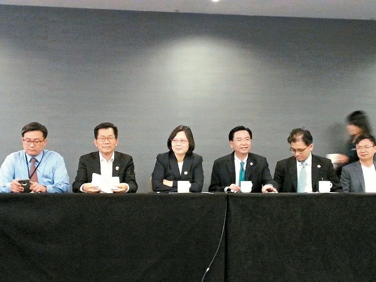 蔡英文被問(wèn)"九二共識(shí)"含糊稱"求同存異" 洪秀柱狠批 蔡英文被問(wèn)"九二共識(shí)"含糊稱"求同存異" 洪秀柱狠批