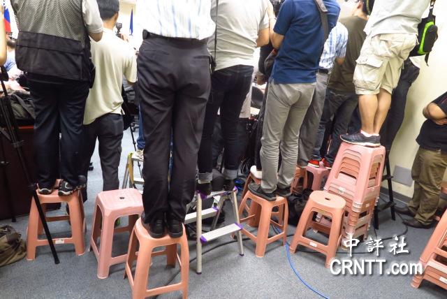 媒體大陣仗搶拍洪秀柱黨內(nèi)政見發(fā)表會(圖) 媒體大陣仗搶拍洪秀柱黨內(nèi)政見發(fā)表會(圖)