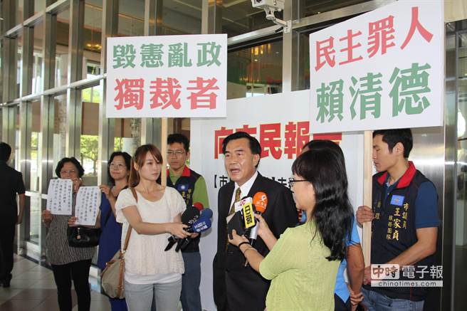 賴清德不入議會再遭批 議員撕毀施政報(bào)告喊獨(dú)裁 賴清德不入議會再遭批 議員撕毀施政報(bào)告喊獨(dú)裁