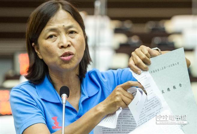 賴清德不入議會再遭批 議員撕毀施政報(bào)告喊獨(dú)裁 賴清德不入議會再遭批 議員撕毀施政報(bào)告喊獨(dú)裁