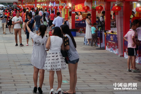 �ڰ���һ������֮�����ɰ���ɫ�R��ӿ�F(xi��n)����ʳ�͡����Ї��_���W(w��ng) �ν��� �z��