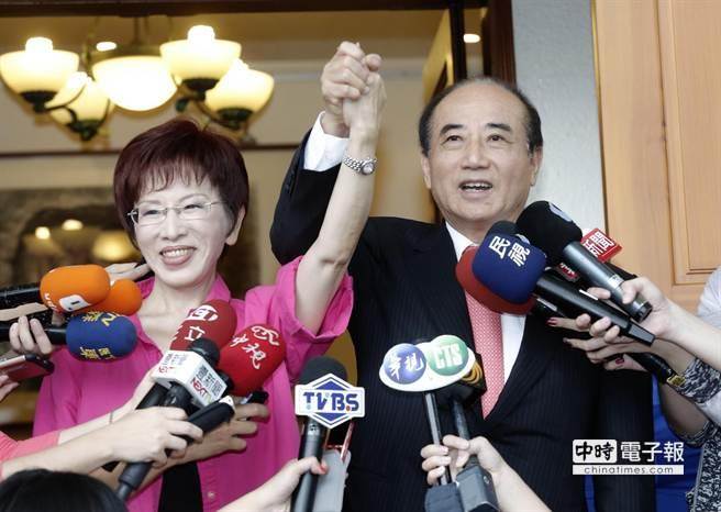 王金平握手洪秀柱 高喊:國(guó)民黨真的團(tuán)結(jié)了(圖) 王金平握手洪秀柱 高喊:國(guó)民黨真的團(tuán)結(jié)了(圖)