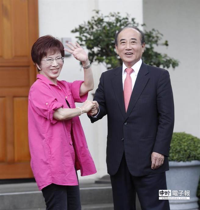 王金平握手洪秀柱 高喊:國(guó)民黨真的團(tuán)結(jié)了(圖) 王金平握手洪秀柱 高喊:國(guó)民黨真的團(tuán)結(jié)了(圖)