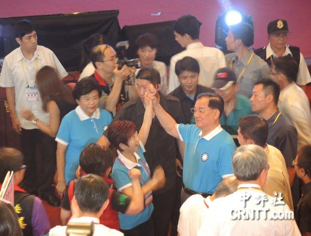 港媒:洪秀柱過關(guān) 唯一起立致意的是連戰(zhàn)(圖) 港媒:洪秀柱過關(guān) 唯一起立致意的是連戰(zhàn)(圖)