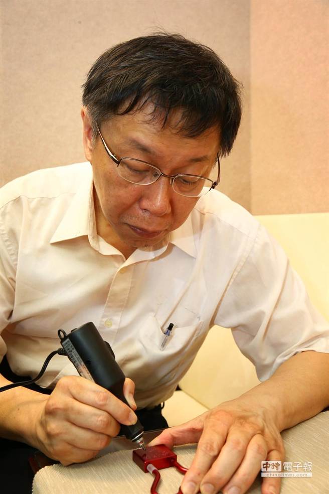 柯文哲刻“情人鎖”示愛妻子 遭虧“幕僚逼的”(圖) 柯文哲刻“情人鎖”示愛妻子 遭虧“幕僚逼的”(圖)