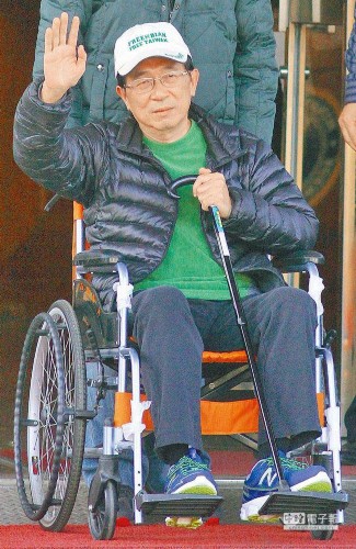 陳水扁尿袋不離身 獲準(zhǔn)繼續(xù)保外就醫(yī)3個(gè)月 陳水扁尿袋不離身 獲準(zhǔn)繼續(xù)保外就醫(yī)3個(gè)月