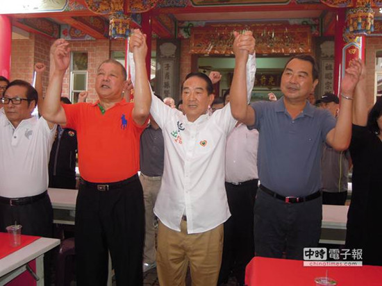 宋楚瑜苗栗后援會(huì)成立逾15名國(guó)民黨議員代表站臺(tái)