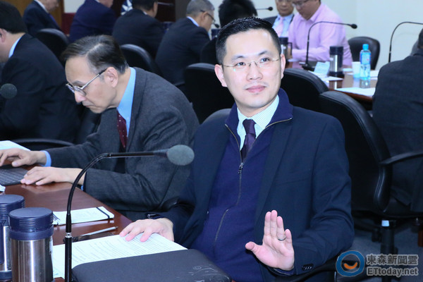 馬英九辦公室發(fā)言人陳以信 馬英九辦公室發(fā)言人陳以信