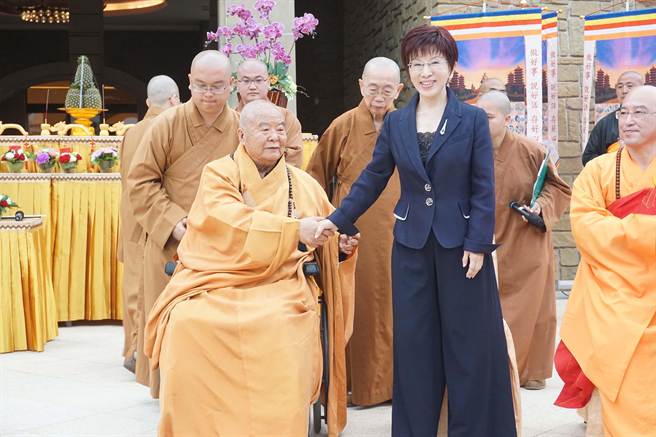 洪秀柱稱要學(xué)習(xí)岳飛精神:但不要有不好下場(圖) 洪秀柱稱要學(xué)習(xí)岳飛精神:但不要有不好下場(圖)