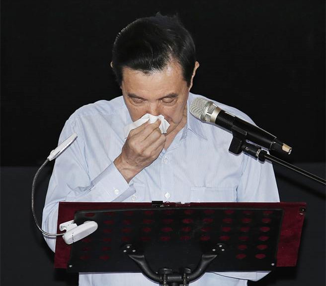 馬英九再看抗戰(zhàn)影片《英烈千秋》 數(shù)度感動落淚(圖) 馬英九再看抗戰(zhàn)影片《英烈千秋》 數(shù)度感動落淚(圖)