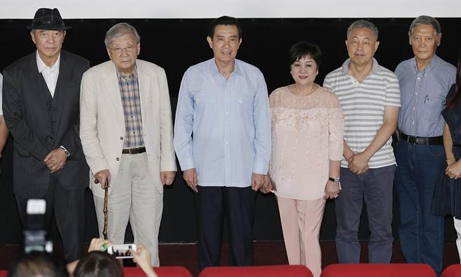 馬英九再看抗戰(zhàn)影片《英烈千秋》 數(shù)度感動落淚(圖) 馬英九再看抗戰(zhàn)影片《英烈千秋》 數(shù)度感動落淚(圖)