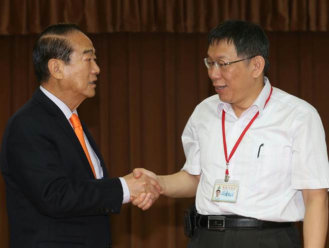 宋楚瑜柯文哲同臺 柯只喊“加油”不喊“當(dāng)選” 宋楚瑜柯文哲同臺 柯只喊“加油”不喊“當(dāng)選”