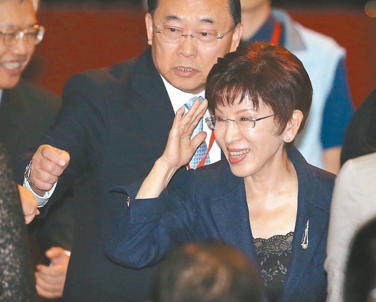 洪秀柱全力爭(zhēng)取黨代表支持 稱不會(huì)接受"朱洪配" 洪秀柱全力爭(zhēng)取黨代表支持 稱不會(huì)接受"朱洪配"