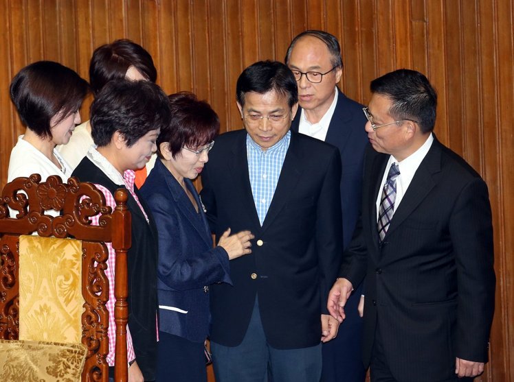 黨籍立委齊上主席臺慰問洪秀柱 黨籍立委齊上主席臺慰問洪秀柱