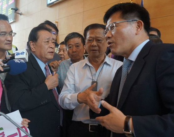 臺(tái)中議會(huì)藍(lán)綠吵成一團(tuán) 各不相讓議事兩度中斷(圖) 臺(tái)中議會(huì)藍(lán)綠吵成一團(tuán) 各不相讓議事兩度中斷(圖)