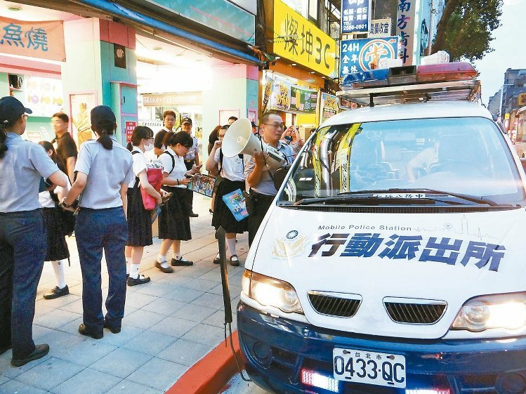 柯文哲"行動派出所"試辦4個月僅受理30案 無奈喊卡 柯文哲"行動派出所"試辦4個月僅受理30案 無奈喊卡