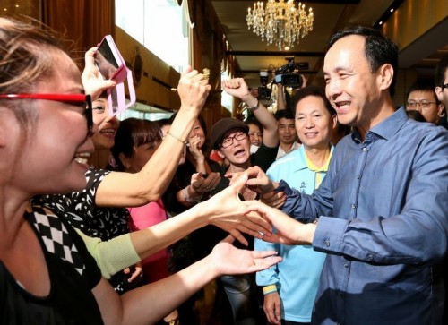 朱立倫直面“綠營叫陣” 扮“母雞”藍營選情回穩(wěn) 朱立倫直面“綠營叫陣” 扮“母雞”藍營選情回穩(wěn)