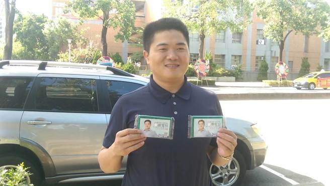 顏寬恒競選小物推“菜瓜布” 民眾大贊:實在太貼心(圖) 顏寬恒競選小物推“菜瓜布” 民眾大贊:實在太貼心(圖)