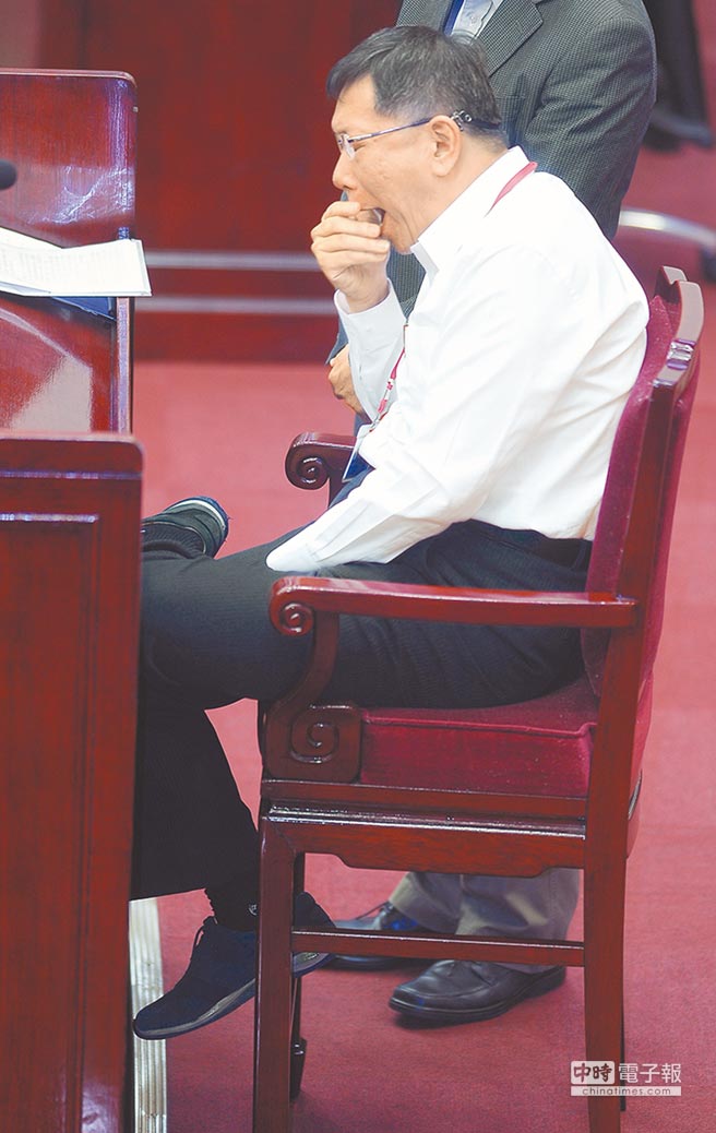 柯文哲不爽議員批其“跳票” 搬椅坐下拒備詢 柯文哲不爽議員批其“跳票” 搬椅坐下拒備詢