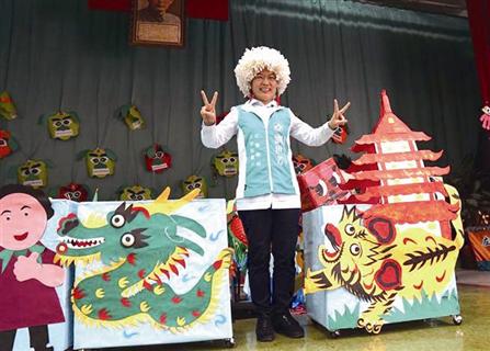 高雄“立委”參選人 跳妖怪舞與長輩同樂 高雄“立委”參選人 跳妖怪舞與長輩同樂