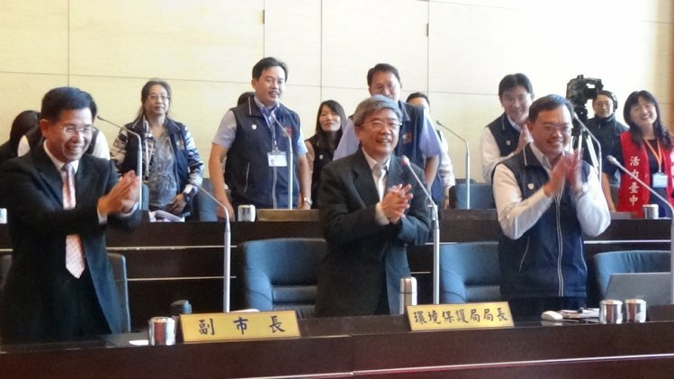 傳臺中市環(huán)保局長洪正中倦勤 洪回應(yīng):問上帝 傳臺中市環(huán)保局長洪正中倦勤 洪回應(yīng):問上帝