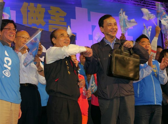 朱立倫王金平同臺(tái)輔選 王贈(zèng)公文包寓朱順利當(dāng)選 朱立倫王金平同臺(tái)輔選 王贈(zèng)公文包寓朱順利當(dāng)選