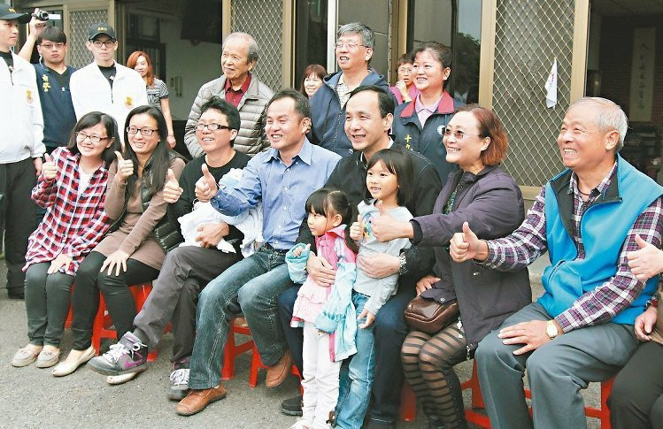 朱立倫蔡英文桃園交火 朱質(zhì)問(wèn)蔡:如何保證陸客不少? 朱立倫蔡英文桃園交火 朱質(zhì)問(wèn)蔡:如何保證陸客不少?