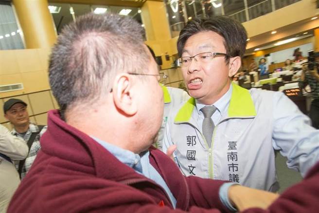 臺(tái)南市議會(huì)審總預(yù)算 藍(lán)綠議員“拳腳相向”場面火爆 臺(tái)南市議會(huì)審總預(yù)算 藍(lán)綠議員“拳腳相向”場面火爆