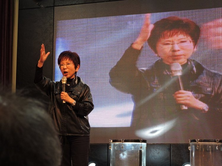 洪秀柱在上海會(huì)臺(tái)商 盼一起讓國(guó)民黨逆轉(zhuǎn)勝(圖) 洪秀柱在上海會(huì)臺(tái)商 盼一起讓國(guó)民黨逆轉(zhuǎn)勝(圖)