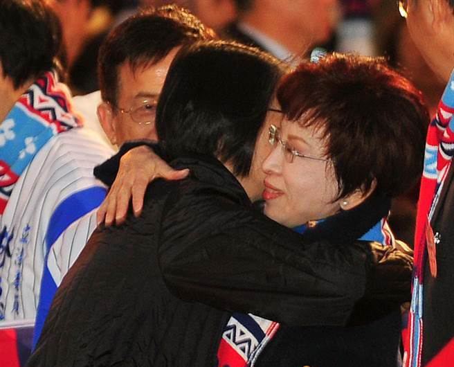 周美青(左)進(jìn)場時給了洪秀柱一個大擁抱 周美青(左)進(jìn)場時給了洪秀柱一個大擁抱